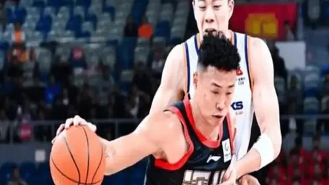 “洛杉矶德比战火箭，东契奇轻松过申京获掌声，二次运球引网友热议？”